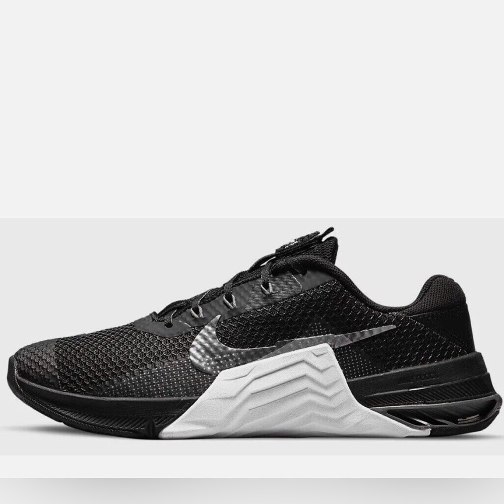 Nike Black and Gray sneakers/shoes
 
#running#gym#casual#everyday#vintage